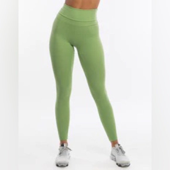 SOLD ELSEWHERE ECHT XS SPORTS BRA & LEGGINGS SET GREEN XS - Picture 4 of 4